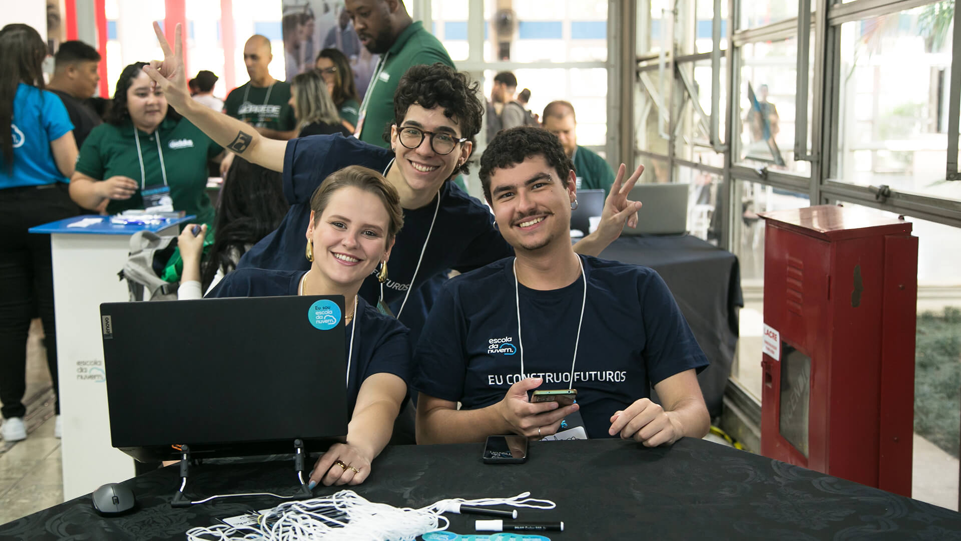 Voluntários e alunos da Escola da Nuvem conversando