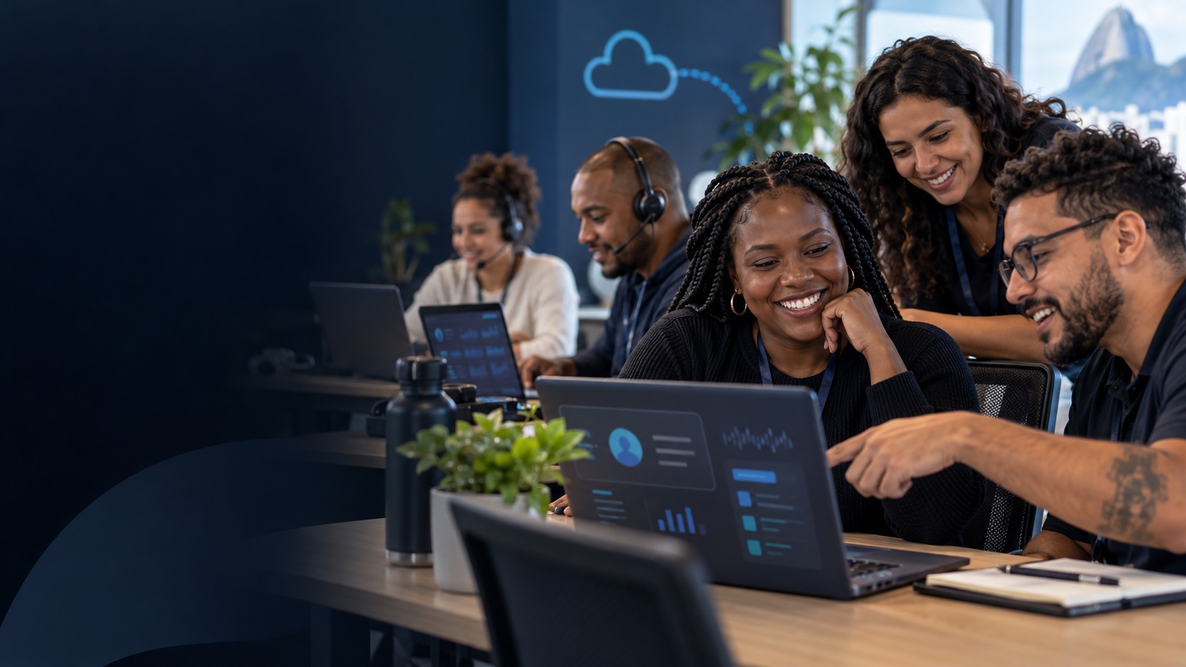 Imagem ilustrativa de pessoas explorando atendimento digital e automação em nuvem com computadores.